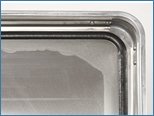 All-round foamed lid seal to aluminium boxes